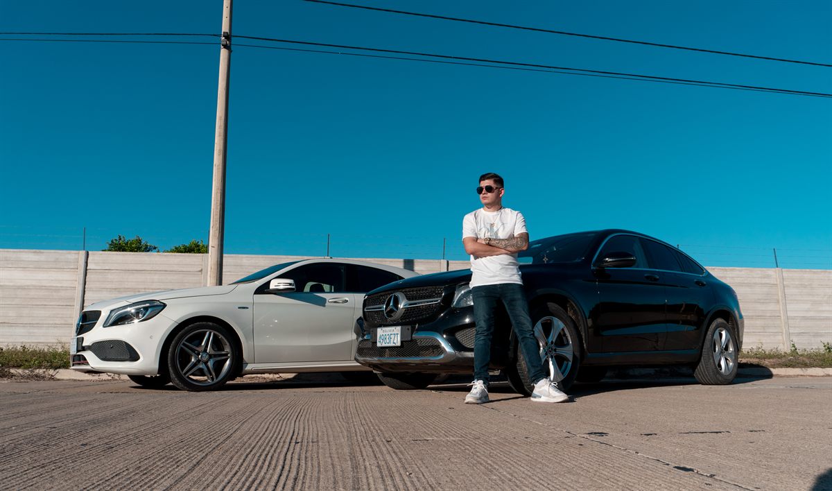 Jimmy Duran junto a sus dos Mercedes-Benz, resultado del estilo de vida que construyó gracias al trading