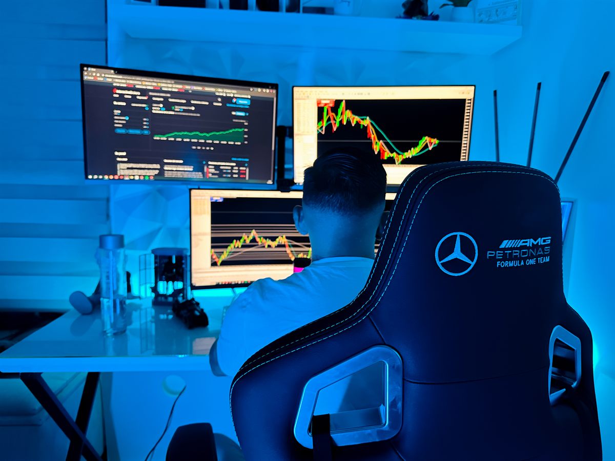 Jimmy Duran analizando gráficos de velas japonesas en su estación de trading con múltiples monitores
